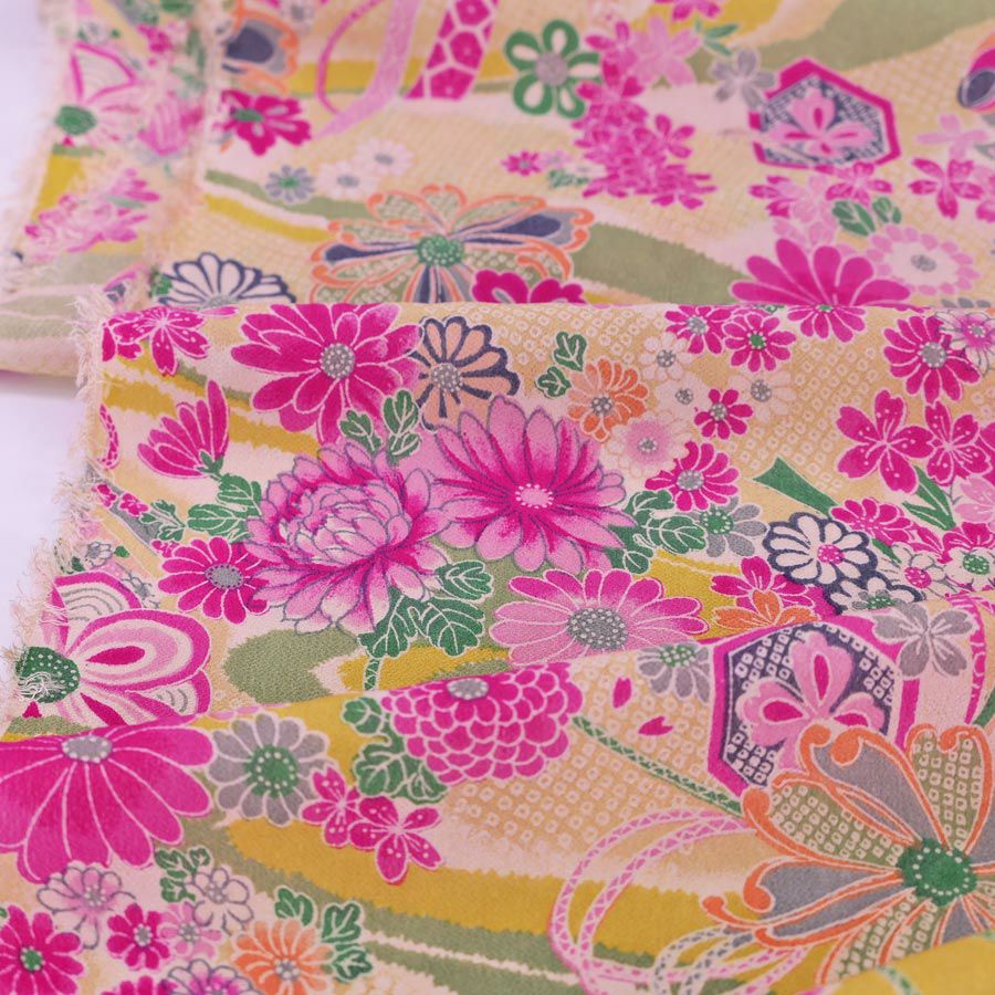 一越ちりめん・しぼりに花のし小槌文様（黄緑）