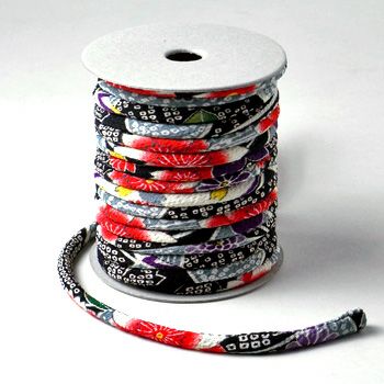 ちりめん丸ひも・柄・４ミリ（実寸約5-6ミリ）　桜かのこ・黒