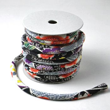 ちりめん丸ひも・柄・８ミリ（実寸約9-10ミリ）　桜かのこ・黒