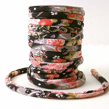 ちりめん丸ひも・柄・７ミリ(実寸約7-8ミリ)　四季花・黒