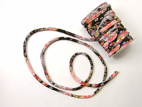 ちりめん丸ひも・柄・７ミリ(実寸約7-8ミリ)　四季花・黒