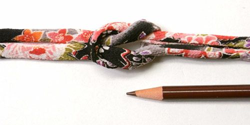 ちりめん丸ひも・柄・７ミリ(実寸約7-8ミリ)　四季花・黒