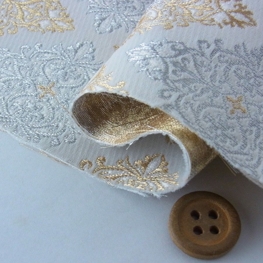 金襴生地(金らん)金銀菱紋様(白)