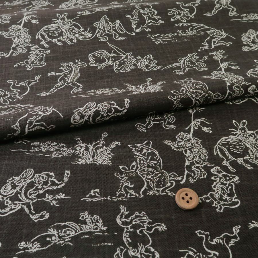 和柄コットン生地・鳥獣人物戯画（こげ茶）