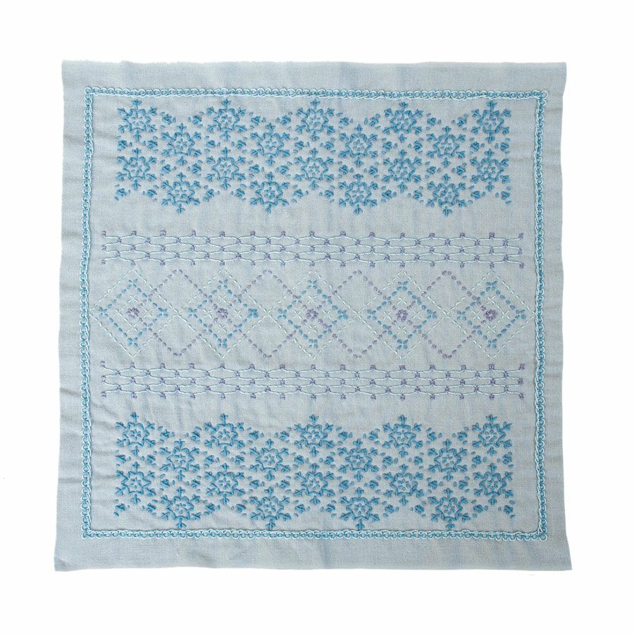 刺し子キット 花ふきん・La bouquetiere(ラ ブケティエル) スノーフレークSnowflake布巾 くぐり刺し 水色ブルー ラメ糸 オシャレ 北欧風