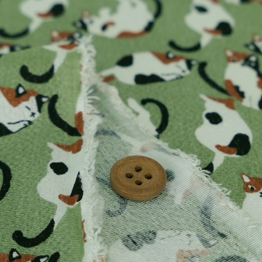 ちりめん生地・みけねこ(灰緑) 10cm単位 切り売り ねこ柄縮緬布地 三毛猫柄 ミケネコ模様 グリーン みけ猫デザイン