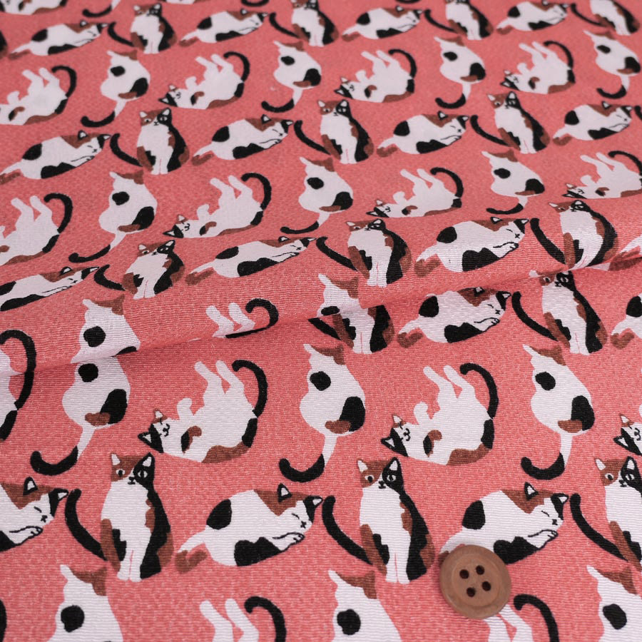ちりめん生地・みけねこ(潤朱/うるみしゅ) 10cm単位 切り売り ねこ柄縮緬布地 三毛猫柄 ミケネコ模様 朱色 赤系色チリメン