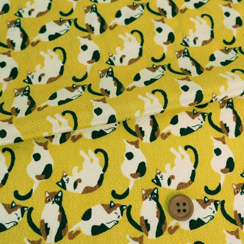 ちりめん生地・みけねこ(刈安/かりやす) 10cm単位 切り売り ねこ柄縮緬布地 三毛猫柄 ミケネコ模様 黄色イエロー チリメン