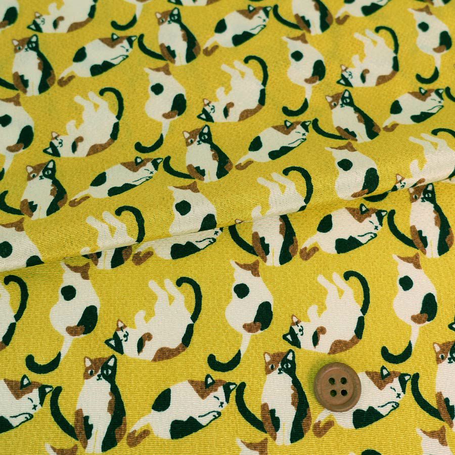ちりめん生地・みけねこ(刈安/かりやす) 10cm単位 切り売り ねこ柄縮緬布地 三毛猫柄 ミケネコ模様 黄色イエロー チリメン