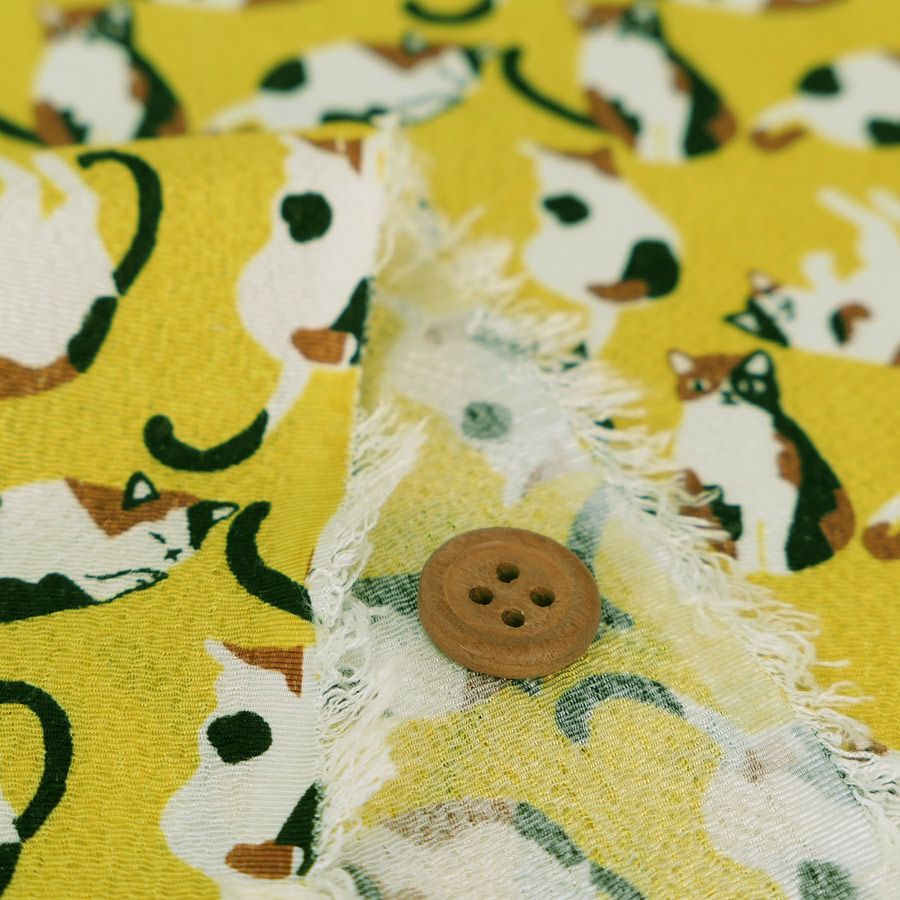 ちりめん生地・みけねこ(刈安/かりやす) 10cm単位 切り売り ねこ柄縮緬布地 三毛猫柄 ミケネコ模様 黄色イエロー チリメン