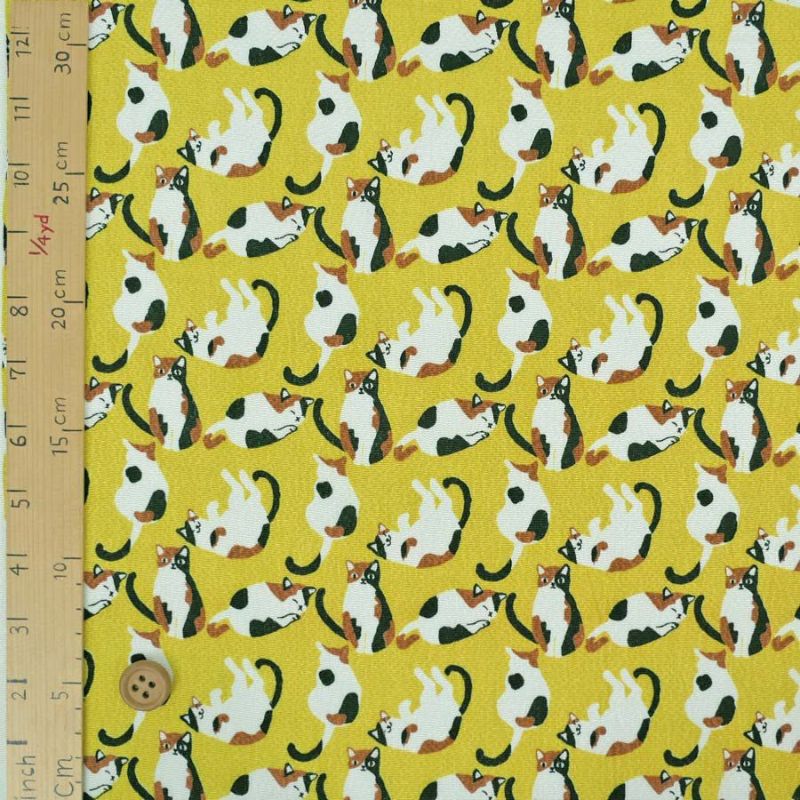 ちりめん生地・みけねこ(刈安/かりやす) 10cm単位 切り売り ねこ柄縮緬布地 三毛猫柄 ミケネコ模様 黄色イエロー チリメン