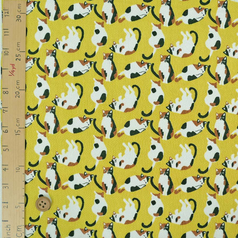 ちりめん生地・みけねこ(刈安/かりやす) 10cm単位 切り売り ねこ柄縮緬布地 三毛猫柄 ミケネコ模様 黄色イエロー チリメン