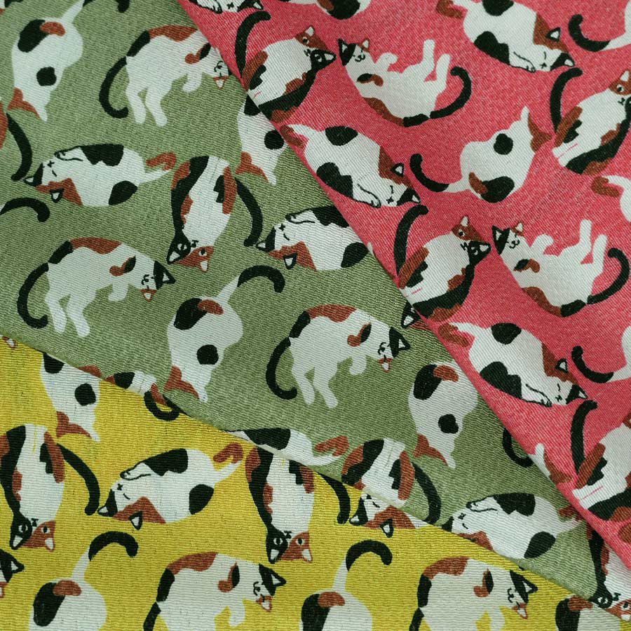 ちりめん生地・みけねこ(刈安/かりやす) 10cm単位 切り売り ねこ柄縮緬布地 三毛猫柄 ミケネコ模様 黄色イエロー チリメン