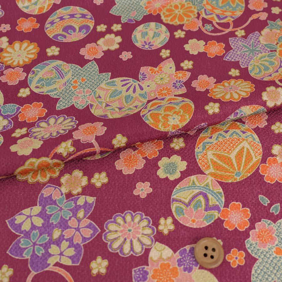 古布調ちりめん生地 手まりと和の花(赤紫) 10cm単位 切り売り レーヨンチリメン 古典的 古風 アンティーク調 縮緬手芸用