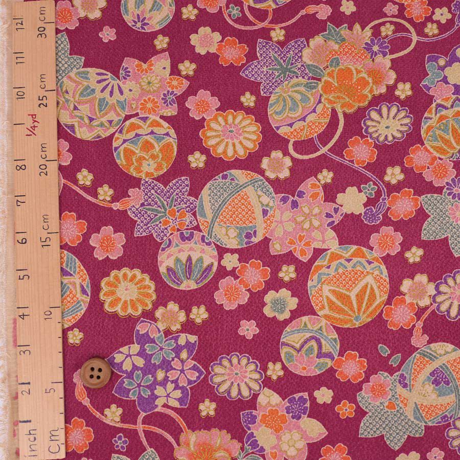 古布調ちりめん生地 手まりと和の花(赤紫) 10cm単位 切り売り レーヨンチリメン 古典的 古風 アンティーク調 縮緬手芸用