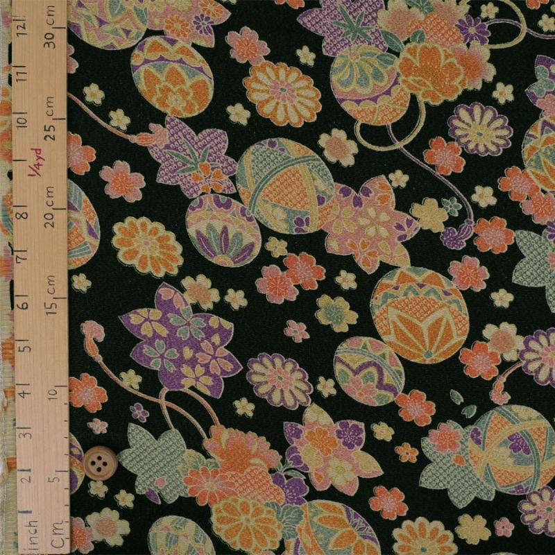 古布調ちりめん生地 手まりと和の花(黒) 10cm単位 切り売り アンティークチリメン 古典柄 花柄 手毬柄 手鞠柄 てまり柄