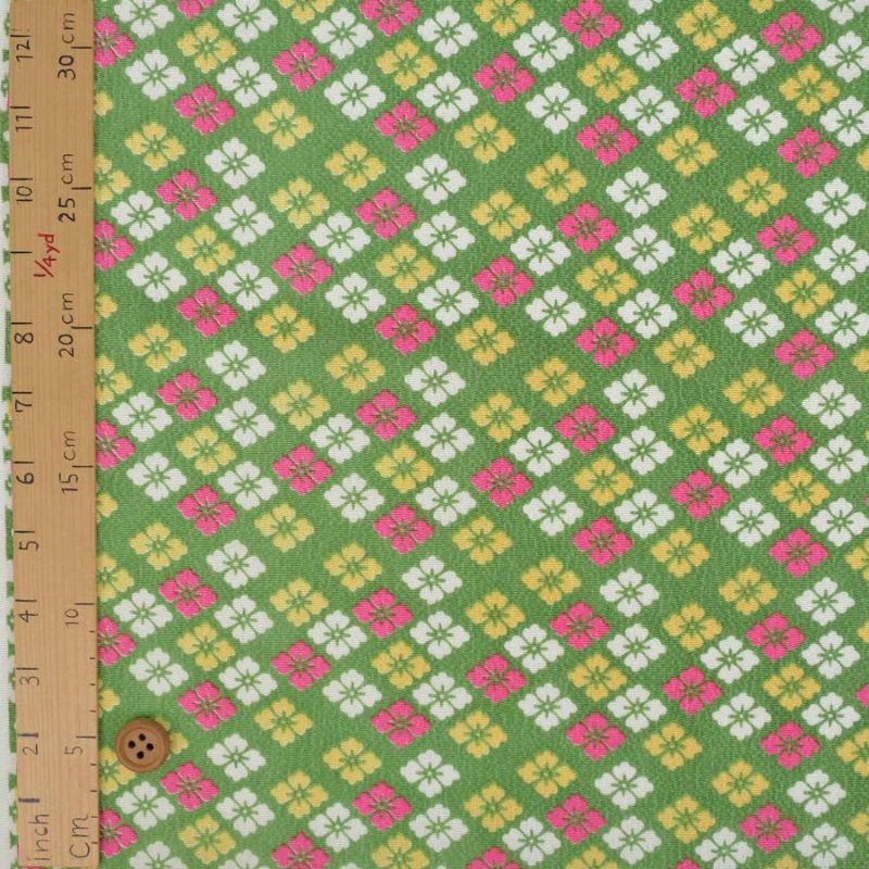 ちりめん生地 三色花菱(黄緑) 10cm単位 切り売り 鬼縮緬友禅 レーヨンオニチリメン布地 花菱文様 グリーン 伝統柄