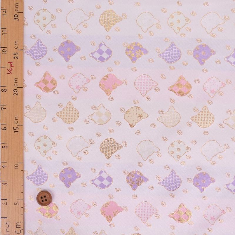 金襴生地(金らん) ねこ型に伝統柄(白) 10cm単位 切り売り[M便 1/30] ネコ柄生地和風 可愛い猫柄和柄布地 西陣織物 かわいいねこ模様