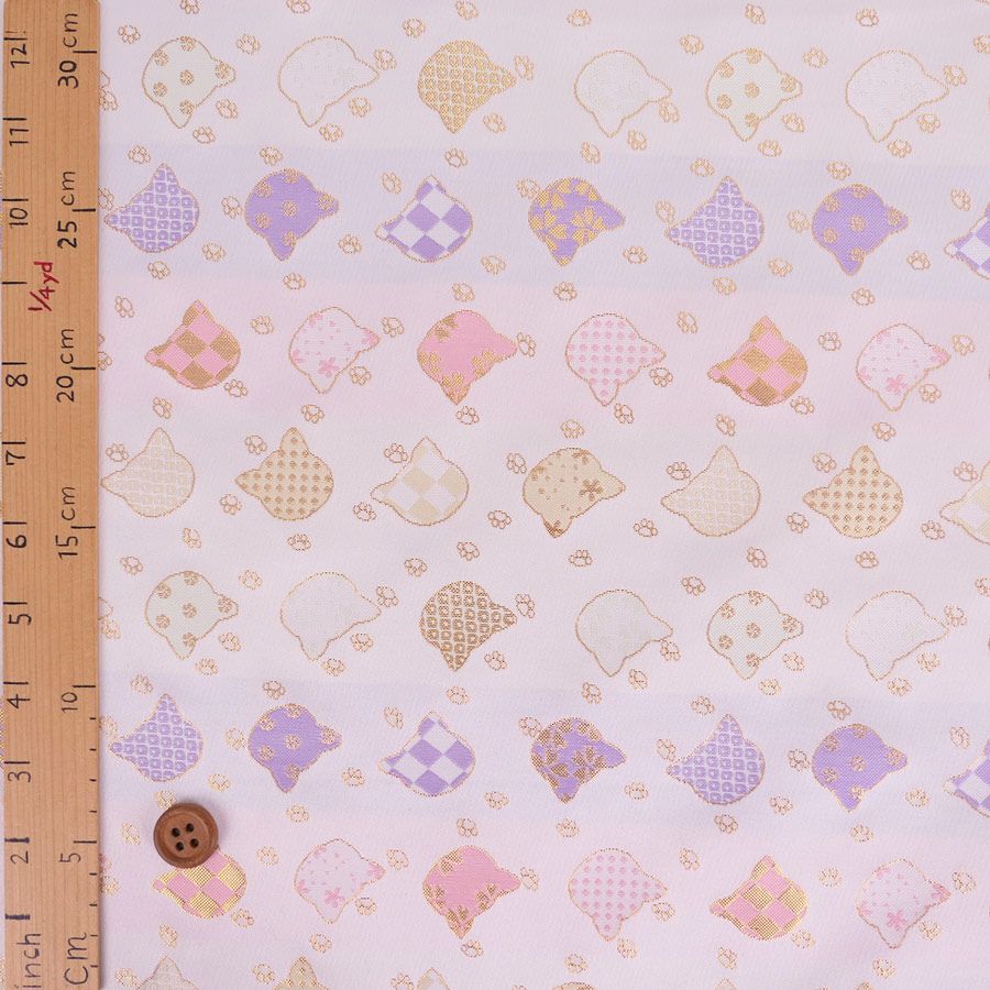 金襴生地(金らん) ねこ型に伝統柄(白) 10cm単位 切り売り[M便 1/30] ネコ柄生地和風 可愛い猫柄和柄布地 西陣織物 かわいいねこ模様