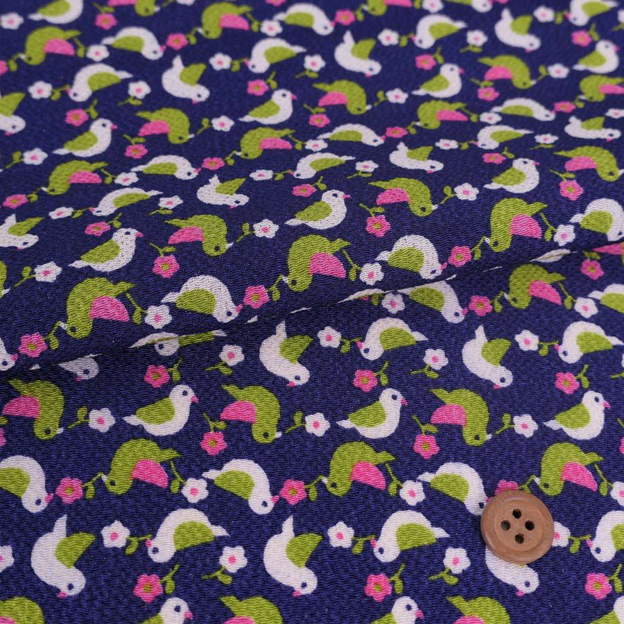 ちりめん生地 鳥と小花(紺色) 10cm単位 切り売り 手芸用レーヨン縮緬 和モダン柄チリメン 小鳥柄のかわいい布地