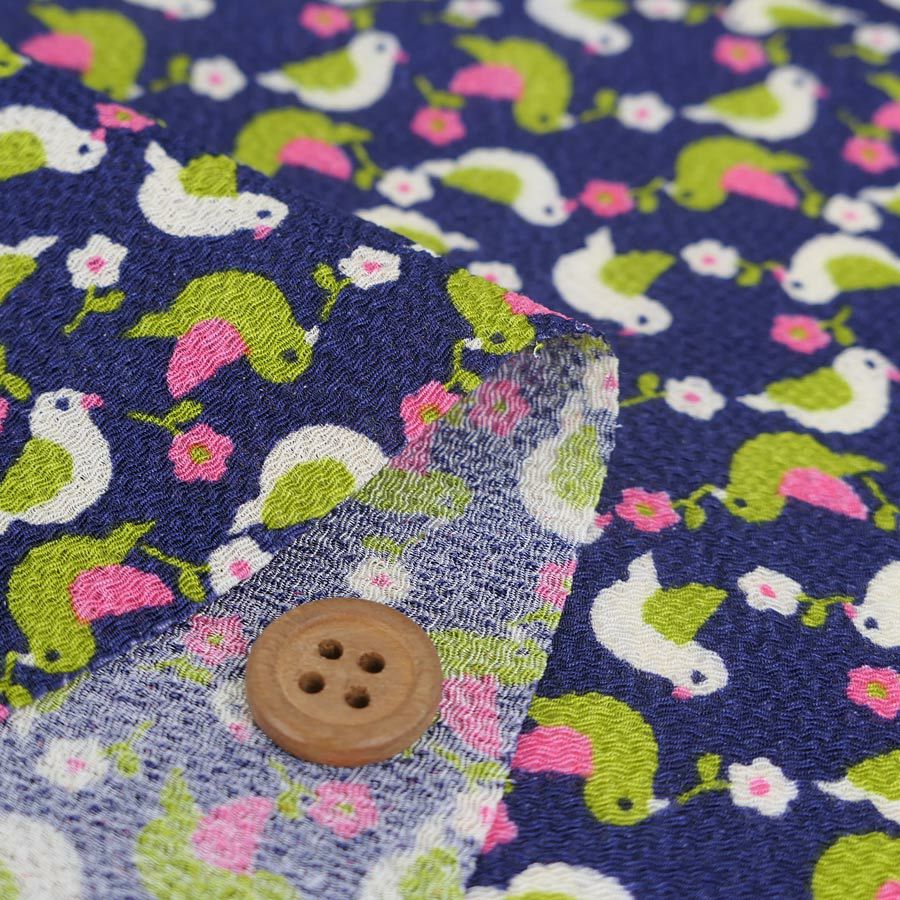 ちりめん生地 鳥と小花(紺色) 10cm単位 切り売り 手芸用レーヨン縮緬 和モダン柄チリメン 小鳥柄のかわいい布地