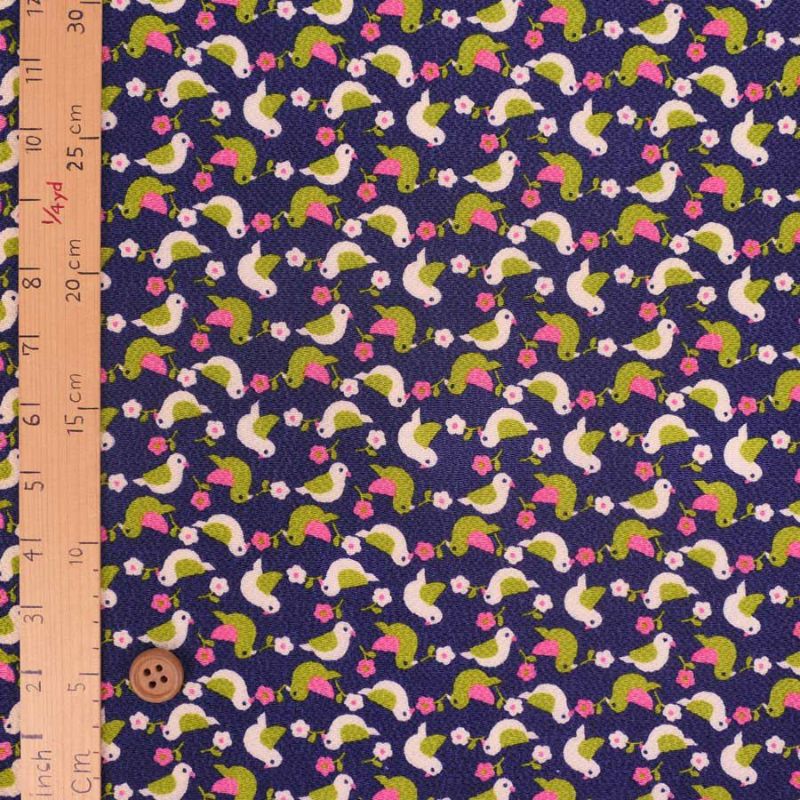 ちりめん生地 鳥と小花(紺色) 10cm単位 切り売り 手芸用レーヨン縮緬 和モダン柄チリメン 小鳥柄のかわいい布地