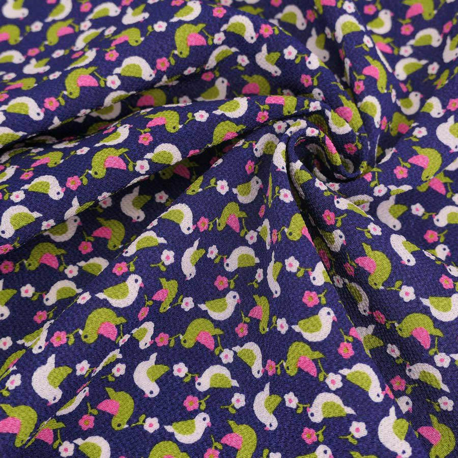 ちりめん生地 鳥と小花(紺色) 10cm単位 切り売り 手芸用レーヨン縮緬 和モダン柄チリメン 小鳥柄のかわいい布地