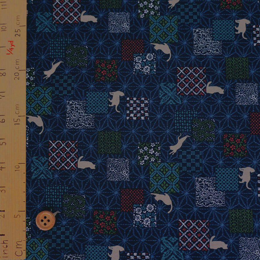 和柄コットン生地 麻葉地に伝統柄と猫(紺) 10cm単位 切り売り