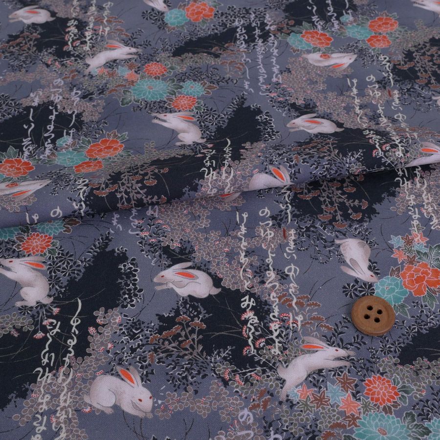 和柄コットン生地 野辺の花にうさぎ(グレー) 10cm単位 切り売り