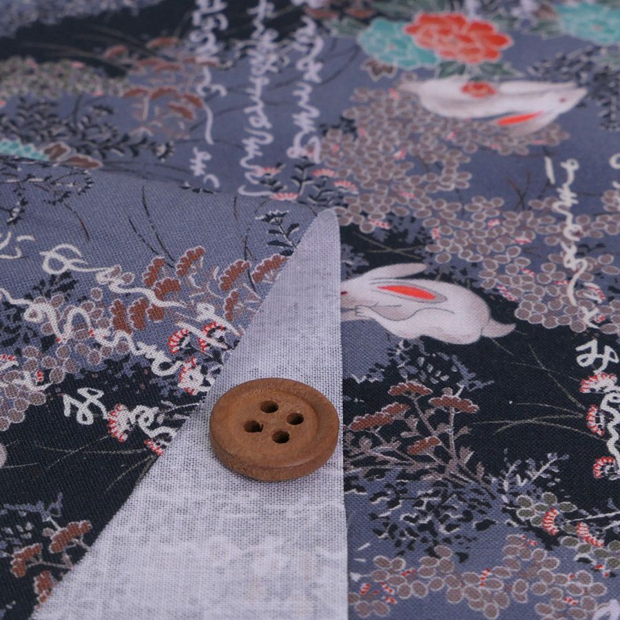 和柄コットン生地 野辺の花にうさぎ(グレー) 10cm単位 切り売り