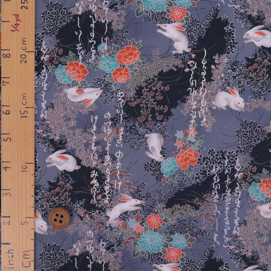 和柄コットン生地 野辺の花にうさぎ(グレー) 10cm単位 切り売り