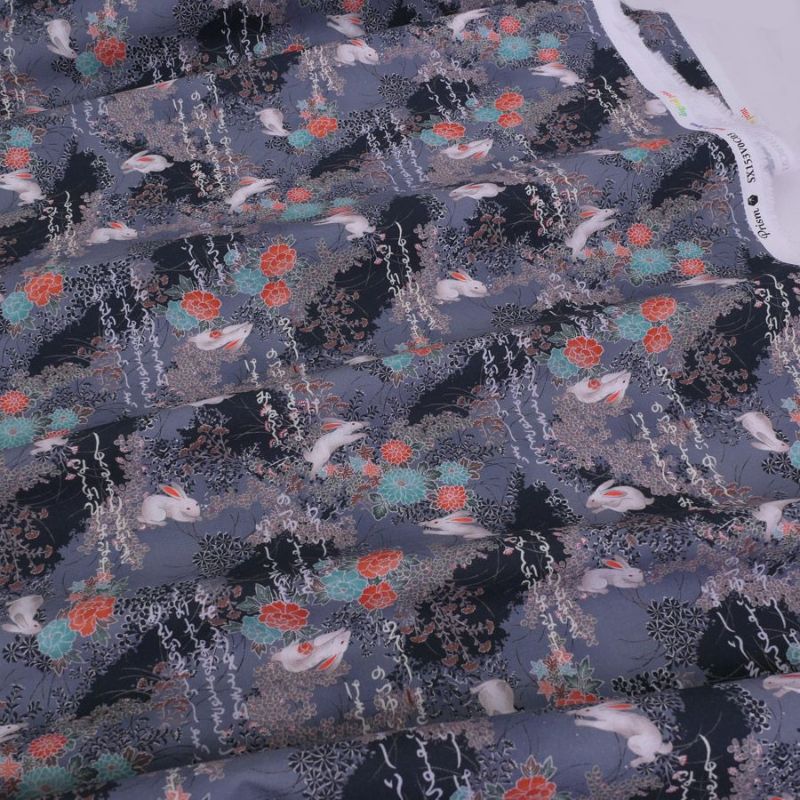 和柄コットン生地 野辺の花にうさぎ(グレー) 10cm単位 切り売り