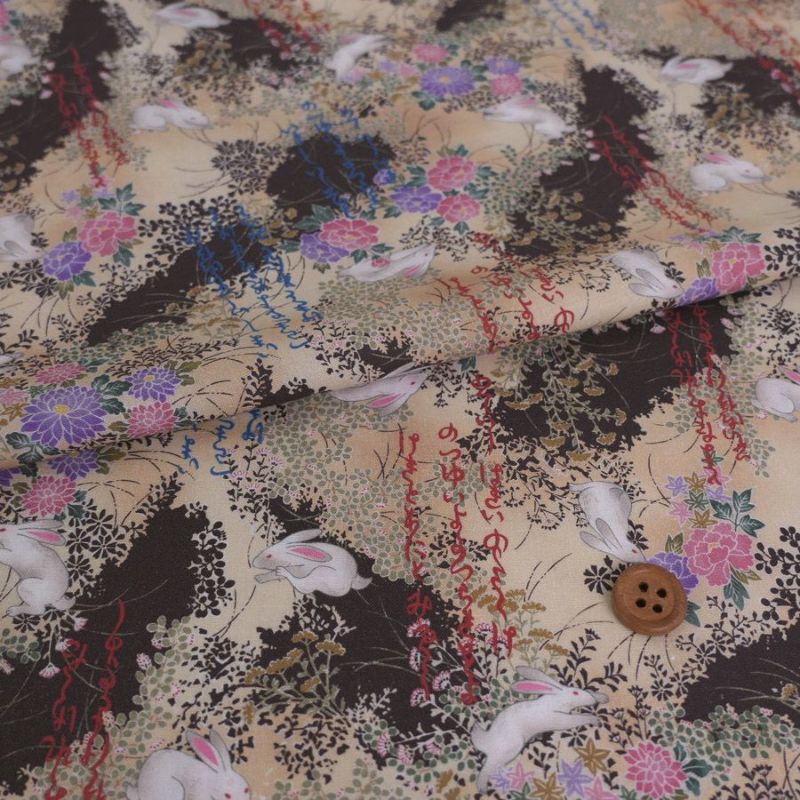 和柄コットン生地 野辺の花にうさぎ(ベージュ) 10cm単位 切り売り