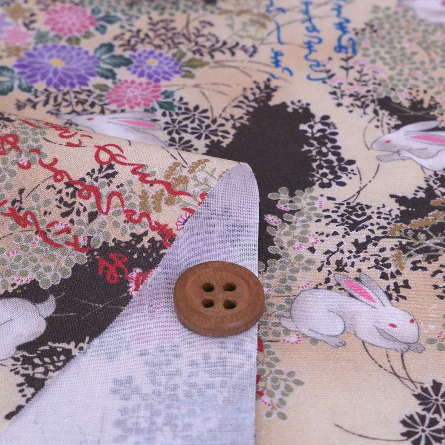 和柄コットン生地 野辺の花にうさぎ(ベージュ) 10cm単位 切り売り