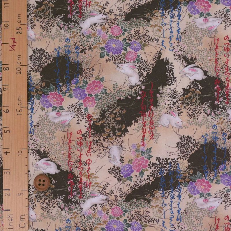 和柄コットン生地 野辺の花にうさぎ(ベージュ) 10cm単位 切り売り