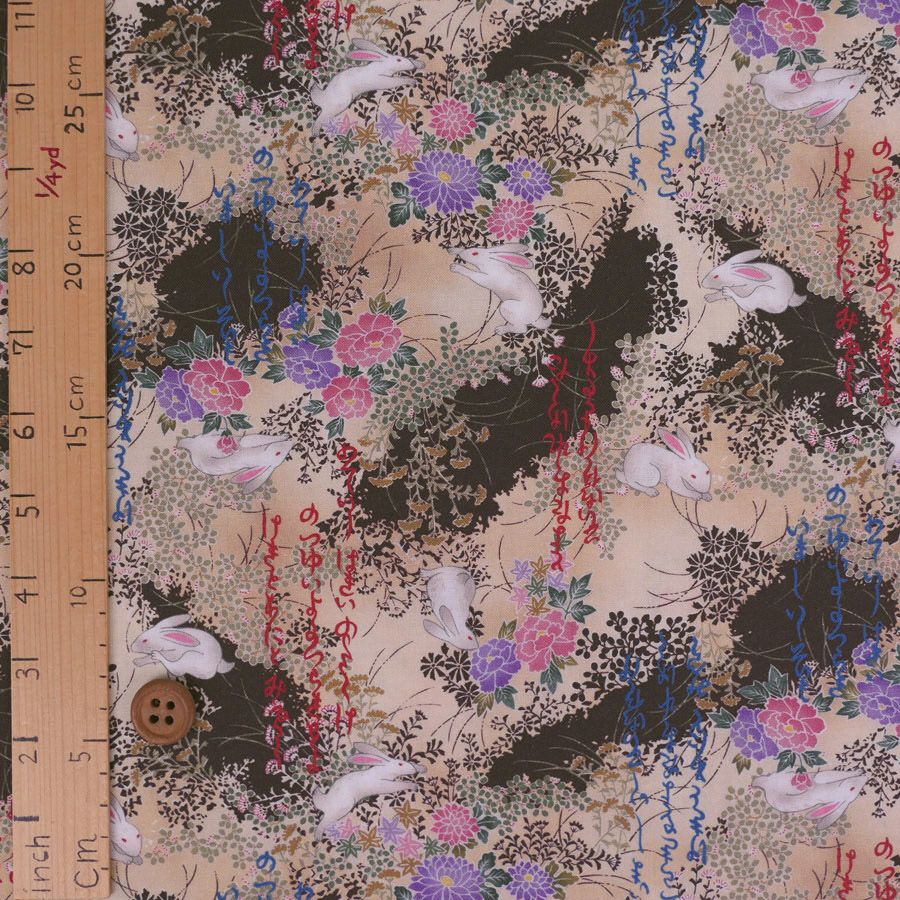 和柄コットン生地 野辺の花にうさぎ(ベージュ) 10cm単位 切り売り