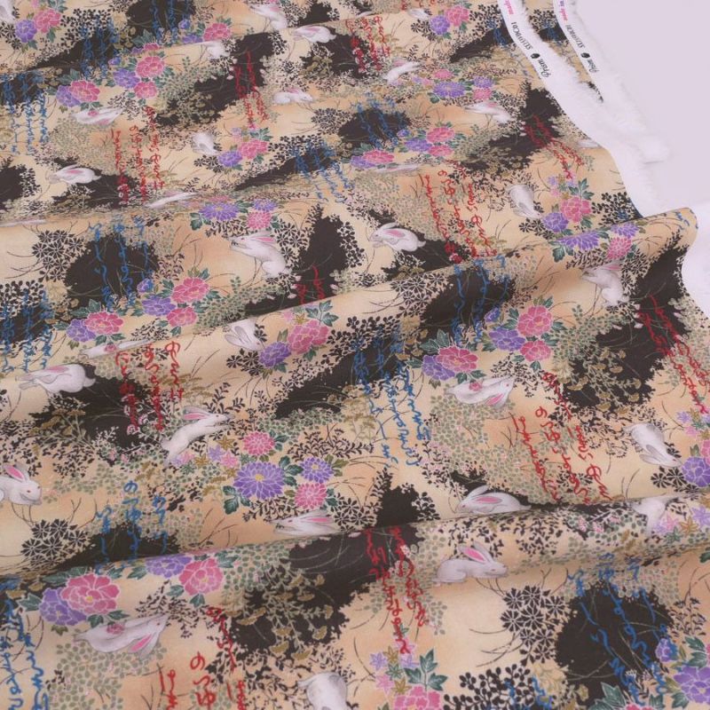 和柄コットン生地 野辺の花にうさぎ(ベージュ) 10cm単位 切り売り