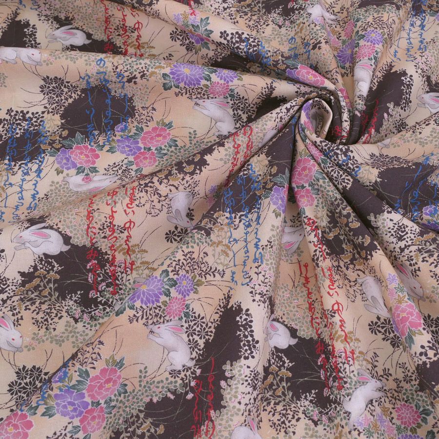 和柄コットン生地 野辺の花にうさぎ(ベージュ) 10cm単位 切り売り