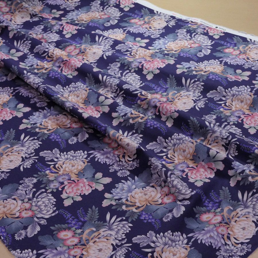 和柄コットン生地 大輪菊の花寄せ(紺) 10cm単位 切り売り
