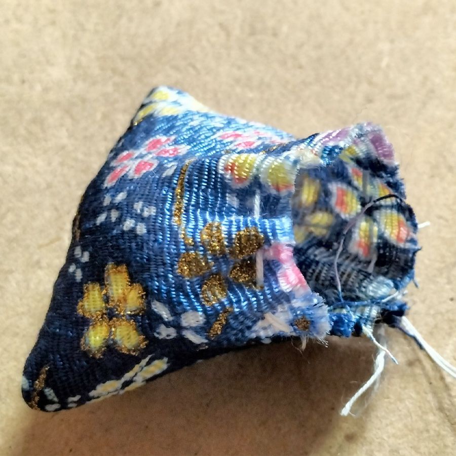 ちりめん手芸キット ほほえみ地蔵のチャーム・2個セット やさしい笑顔で見守ってくれる可愛いお地蔵さんをお守りに