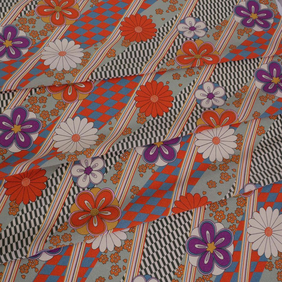 ポリちりめん生地 斜め市松に花(浅緑) 10cm単位 切り売り 衣装向き洗えるちりめん よさこい 水洗い可能 昭和レトロ和柄
