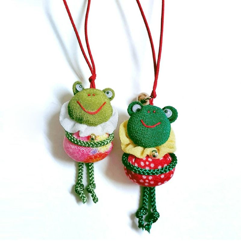 ちりめん手芸キット かえるのお守りチャーム・2個セット 無事カエル、福カエルの願いを込めて 蛙のハンドメイドキット