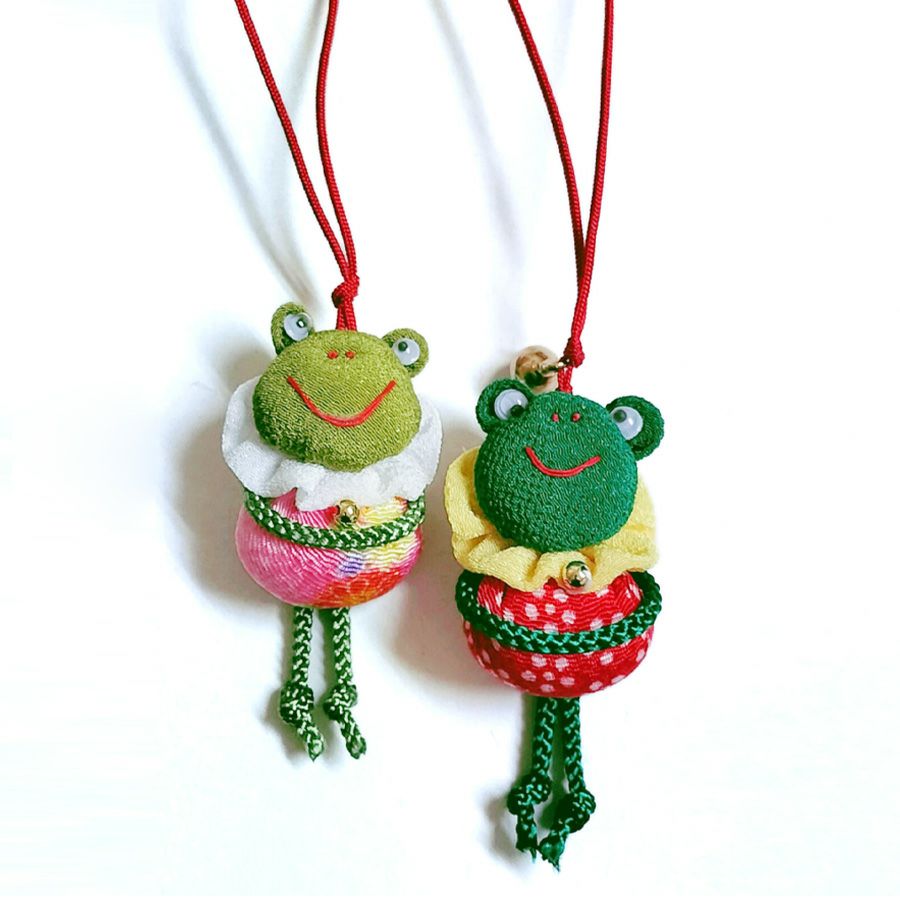 ちりめん手芸キット かえるのお守りチャーム・2個セット 無事カエル、福カエルの願いを込めて 蛙のハンドメイドキット