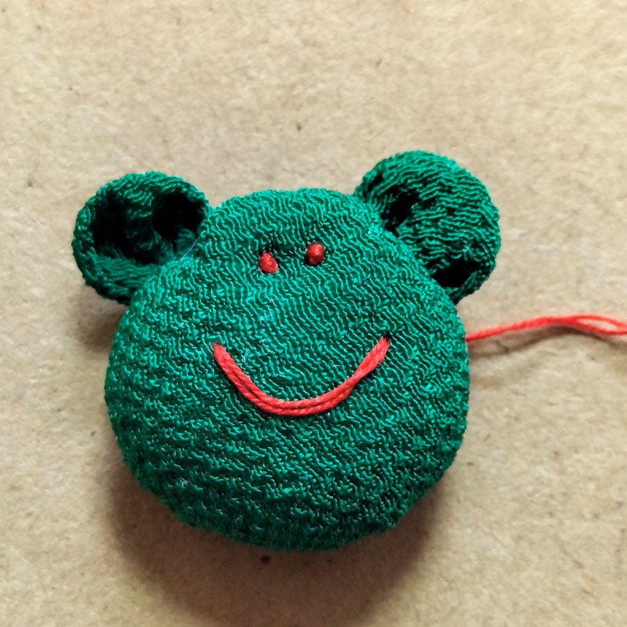 ちりめん手芸キット かえるのお守りチャーム・2個セット 無事カエル、福カエルの願いを込めて 蛙のハンドメイドキット