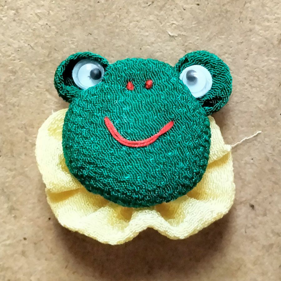 ちりめん手芸キット かえるのお守りチャーム・2個セット 無事カエル、福カエルの願いを込めて 蛙のハンドメイドキット