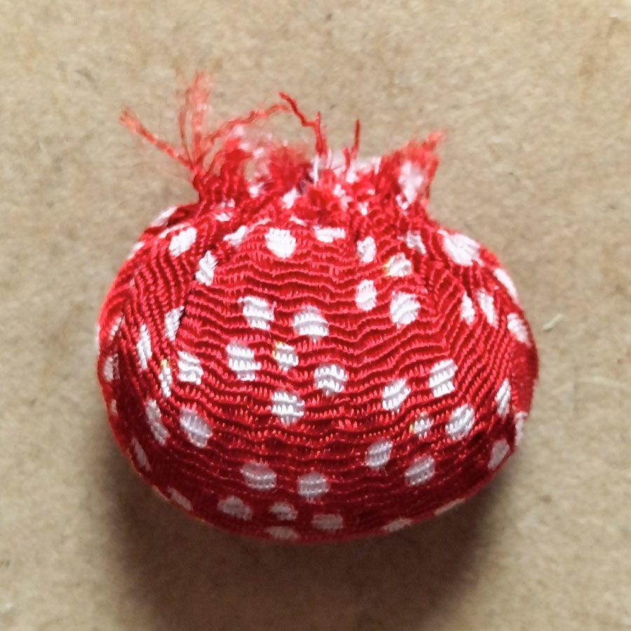 ちりめん手芸キット かえるのお守りチャーム・2個セット 無事カエル、福カエルの願いを込めて 蛙のハンドメイドキット