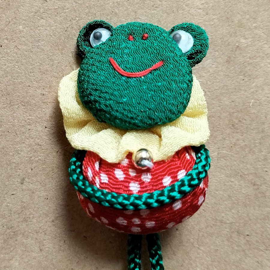 ちりめん手芸キット かえるのお守りチャーム・2個セット 無事カエル、福カエルの願いを込めて 蛙のハンドメイドキット