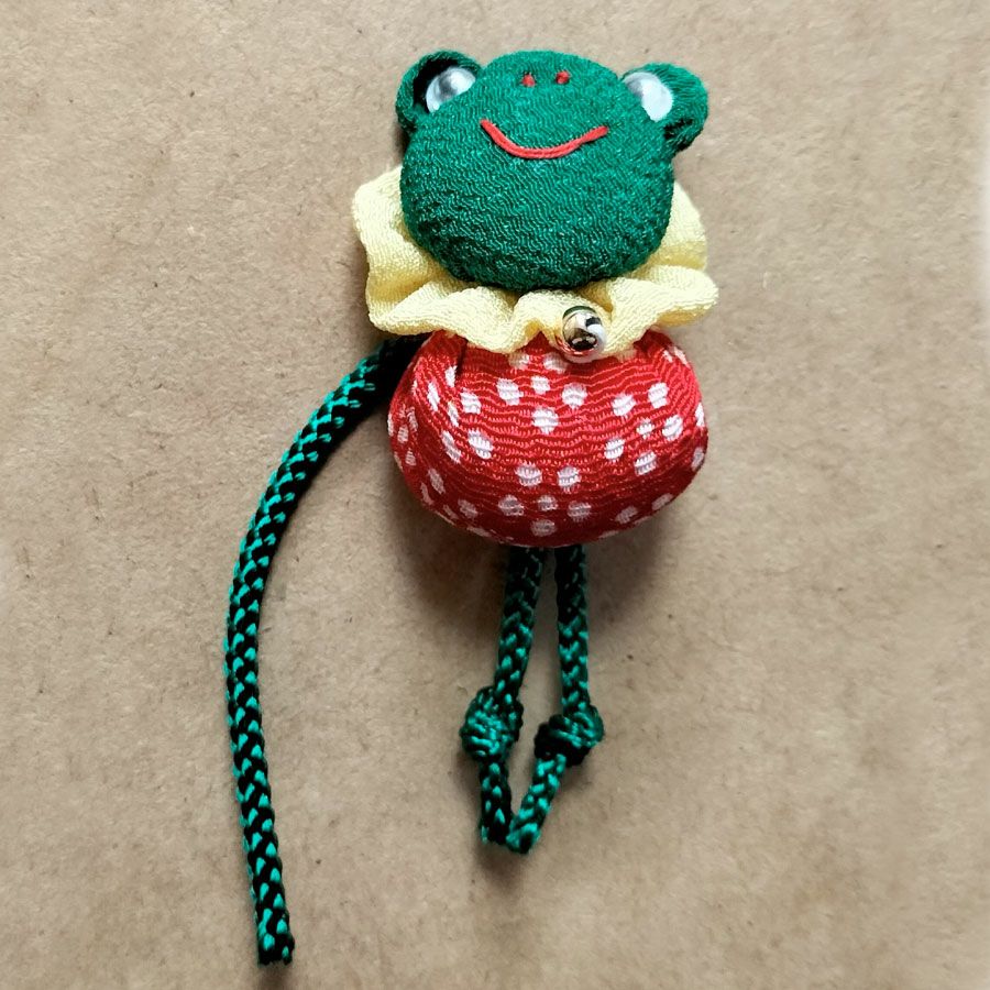ちりめん手芸キット かえるのお守りチャーム・2個セット 無事カエル、福カエルの願いを込めて 蛙のハンドメイドキット