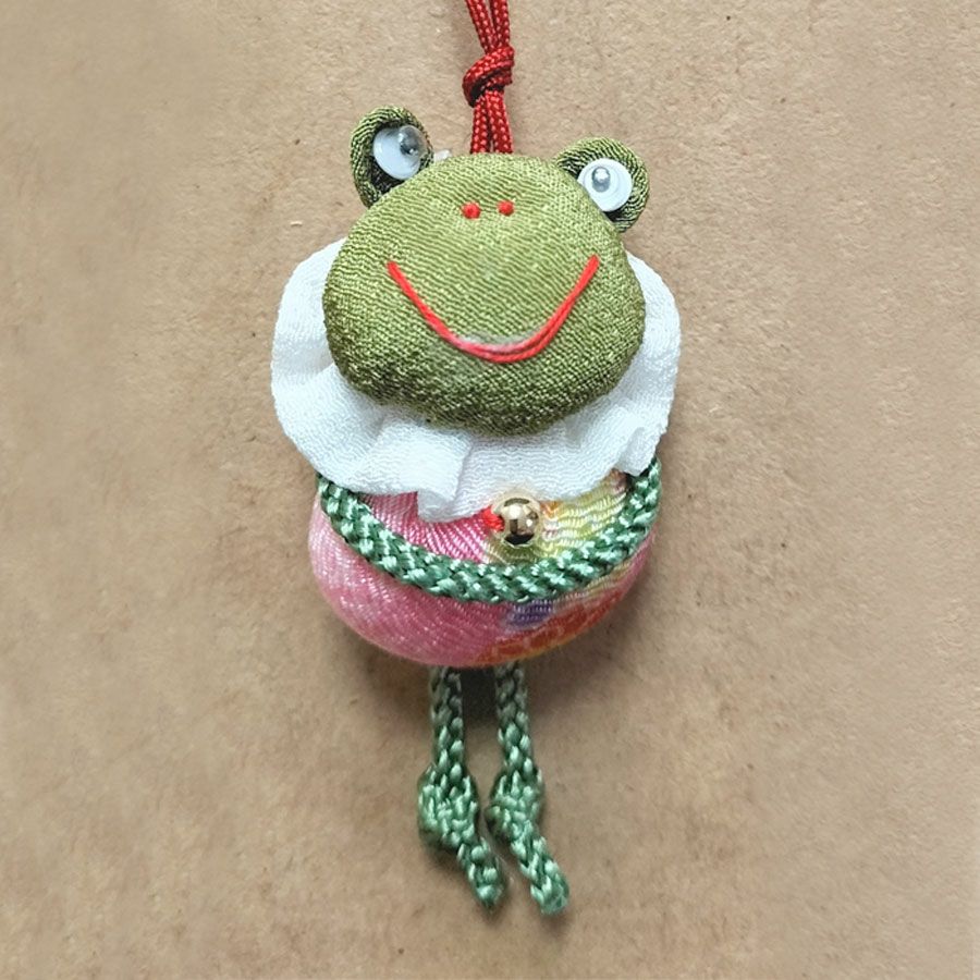 ちりめん手芸キット かえるのお守りチャーム・2個セット 無事カエル、福カエルの願いを込めて 蛙のハンドメイドキット