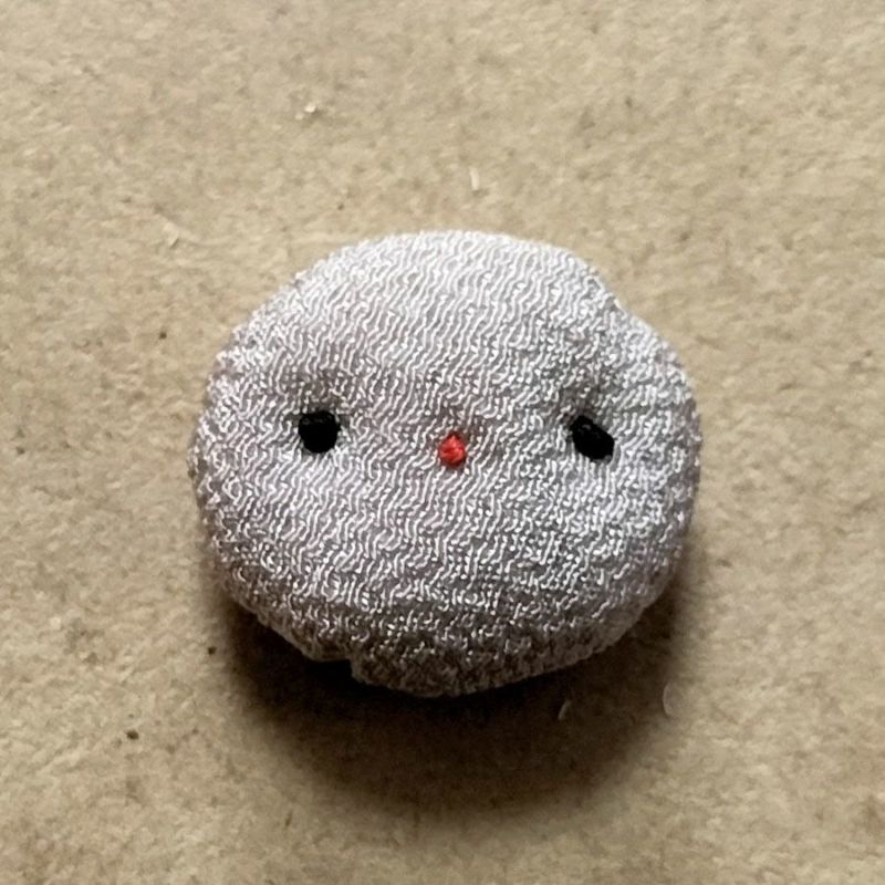 ちりめん手芸キット 仔猫のチャーム・2個セット 和風雑貨好きにちりめんで作る子猫の飾り ハンドメイドキット